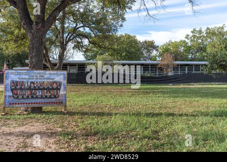 Robb Elementary School recintata dopo una tragica sparatoria scolastica, un memoriale su cartellone con foto delle vittime, Uvalde, Texas, USA. Foto Stock