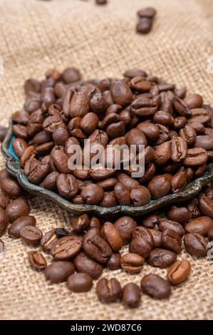 Chicchi di caffè torrefatti arabica provenienti dalla regione di produzione del caffè Africa, coltivati in Etiopia, Costa d'Avorio, Uganda, Kenya, Ruanda e Tanzania, clos Foto Stock