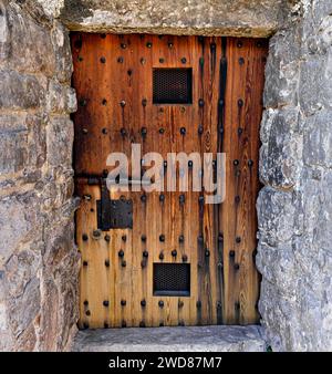 Vecchia porta in legno dell'entrata della torre del Castello di Cardona Barcellona Spagna Foto Stock