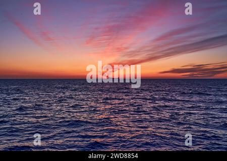 Splendida alba sul mare con un cielo colorato rosa, giallo, arancione e viola. Foto Stock