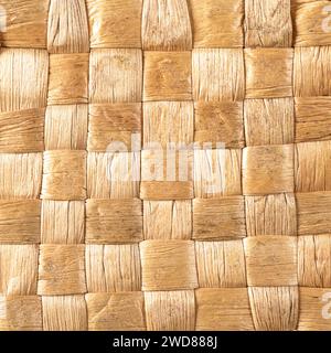 Primo piano dettagliato di uno sfondo di paglia intrecciata meticolosamente, caratterizzato da un motivo intricato e una texture straordinaria con un tocco naturale, perfetto per Foto Stock