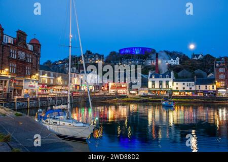 Oban al crepuscolo dal molo nord di Argyll Foto Stock