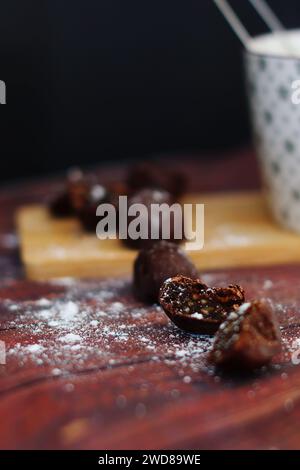 Palline energetiche vegetariane fatte a mano, dieta sana senza caramelle al forno senza zucchero senza glutine Foto Stock