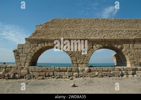 Archi in pietra e abutment dell'acquedotto Adriano del Parco Nazionale di Caesarea Maritima lungo la costa mediterranea di Israele. Foto Stock