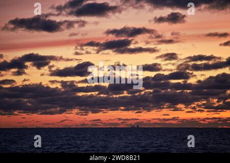 Cielo spettacolare e colorato nel mare con colori blu, arancione, giallo e rosso. Foto Stock
