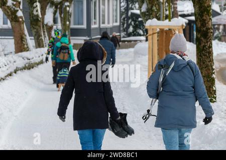 19.01.2024 Familien sind in der Innenstadt in Braunlage im Landkreis Goslar in Niedersachsen mit Skiern und Schlitten unterwegs. Die Straßen sind vom Winterdienst gut geräumt. St Andrreasberg Sachsen-Anhalt Deutschland **** 19 01 2024 famiglie sono in giro con sci e slitte nel centro della città di Braunlage nel distretto di Goslar in bassa Sassonia le strade sono ben sgombre dal servizio invernale di sdoganamento stradale St Andrreasberg Sassonia Anhalt Germania Foto Stock