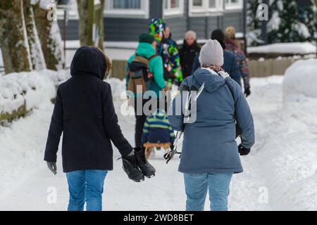 19.01.2024 Familien sind in der Innenstadt in Braunlage im Landkreis Goslar in Niedersachsen mit Skiern und Schlitten unterwegs. Die Straßen sind vom Winterdienst gut geräumt. St Andrreasberg Sachsen-Anhalt Deutschland **** 19 01 2024 famiglie sono in giro con sci e slitte nel centro della città di Braunlage nel distretto di Goslar in bassa Sassonia le strade sono ben sgombre dal servizio invernale di sdoganamento stradale St Andrreasberg Sassonia Anhalt Germania Foto Stock