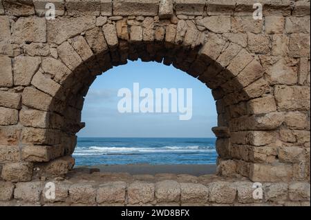 Archi in pietra e abutment dell'acquedotto Adriano del Parco Nazionale di Caesarea Maritima lungo la costa mediterranea di Israele. Foto Stock