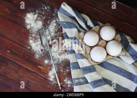 frusta con quattro uova per mescolare la cottura Foto Stock