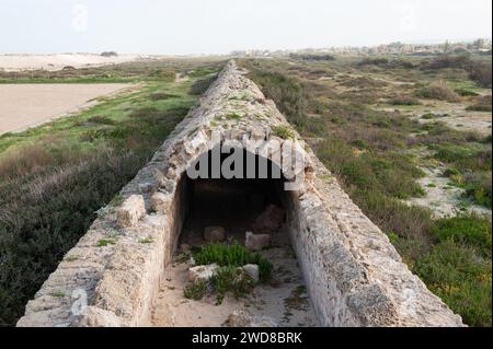 Archi in pietra e abutment dell'acquedotto Adriano del Parco Nazionale di Caesarea Maritima lungo la costa mediterranea di Israele. Foto Stock