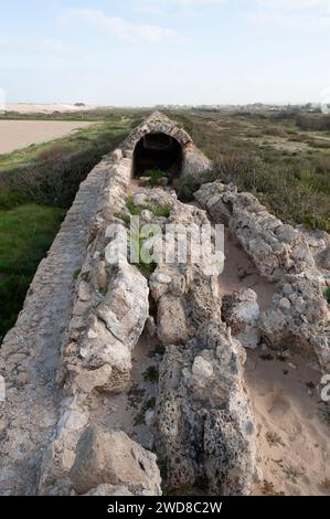 Archi in pietra e abutment dell'acquedotto Adriano del Parco Nazionale di Caesarea Maritima lungo la costa mediterranea di Israele. Foto Stock