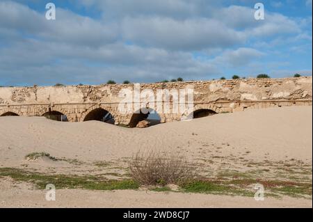 Archi in pietra e abutment dell'acquedotto Adriano del Parco Nazionale di Caesarea Maritima lungo la costa mediterranea di Israele. Foto Stock