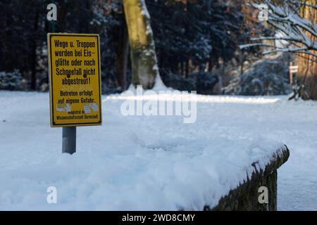 Inverno 2024 19.01.2024 Schneelandschaften a Darmstadt im Prinz-Emil-Garten bei -5 Grad Schild Schriftzug Wege und Treppen werden bei Eisglätte oder nach Schneefall nicht abgestreut - Betreten erfolgt auf eigene Gefahr Darmstadt Hessen Deutschland *** Inverno 2024 19 01 2024 neve i paesaggi a Darmstadt, in Prinz Emil Garten, a 5 gradi, i sentieri e le scale non sono soppressi in condizioni di ghiaccio o dopo la nevicata entra a tuo rischio Darmstadt Hesse Germany Foto Stock