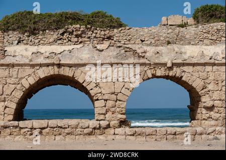 Archi in pietra e abutment dell'acquedotto Adriano del Parco Nazionale di Caesarea Maritima lungo la costa mediterranea di Israele. Foto Stock