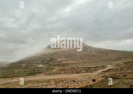 Herodion, Herodium, o Jabal al-Fureidis è un'antica fortezza situata a sud di Gerusalemme e Betlemme, costruita dal re di Giudea Erode il grande betwe Foto Stock