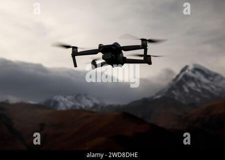 Piccolo drone militare che raccoglie informazioni Foto Stock