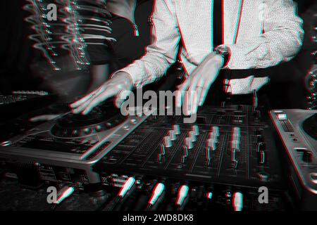 Ascolta musica da DJ su un mixer professionale in un nightclub a una festa ravvicinata. Foto in bianco e nero con effetto glitch e grana piccola Foto Stock