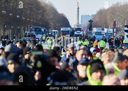 Berlino, Germania. 19 gennaio 2024. Numerose persone partecipano a una protesta organizzata dai camionisti di fronte alla porta di Brandeburgo. Crediti: Joerg Carstensen/dpa/Alamy Live News Foto Stock