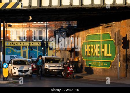 Traffico locale e pedoni con la segnaletica sotto il ponte ferroviario in Herne Hill SE24, il 18 gennaio 2024, a Londra, Inghilterra. Foto Stock