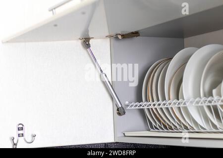 Immagine della molla a gas per l'armadio da cucina Foto Stock