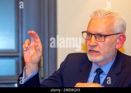 Der Vorstandsvorsitzende des Energiehandelsunternehmens Uniper, Michael Lewis, während eines Vortrages in Düsseldorf NRW . Michael Lewis *** CEO della società di commercio di energia Uniper, Michael Lewis, durante una presentazione a Düsseldorf NRW Michael Lewis Foto Stock