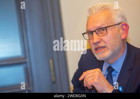 Der Vorstandsvorsitzende des Energiehandelsunternehmens Uniper, Michael Lewis, während eines Vortrages in Düsseldorf NRW . Michael Lewis *** CEO della società di commercio di energia Uniper, Michael Lewis, durante una presentazione a Düsseldorf NRW Michael Lewis Foto Stock
