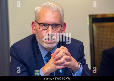Der Vorstandsvorsitzende des Energiehandelsunternehmens Uniper, Michael Lewis, während eines Vortrages in Düsseldorf NRW . Michael Lewis *** CEO della società di commercio di energia Uniper, Michael Lewis, durante una presentazione a Düsseldorf NRW Michael Lewis Foto Stock