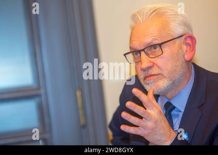 Der Vorstandsvorsitzende des Energiehandelsunternehmens Uniper, Michael Lewis, während eines Vortrages in Düsseldorf NRW . Michael Lewis *** CEO della società di commercio di energia Uniper, Michael Lewis, durante una presentazione a Düsseldorf NRW Michael Lewis Foto Stock