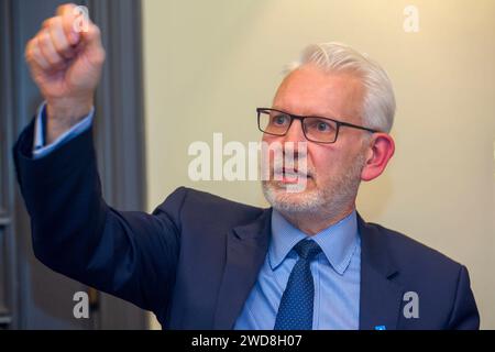 Der Vorstandsvorsitzende des Energiehandelsunternehmens Uniper, Michael Lewis, während eines Vortrages in Düsseldorf NRW . Michael Lewis *** CEO della società di commercio di energia Uniper, Michael Lewis, durante una presentazione a Düsseldorf NRW Michael Lewis Foto Stock