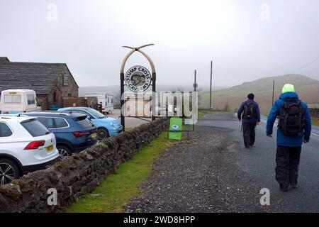 Due uomini (escursionisti) Walking on the Road presso le Stump Cross Caverns nello Yorkshire Dales National Park, Inghilterra, Regno Unito. Foto Stock