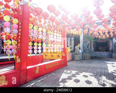 Phuket, Thailandia - 22 febbraio 2018: Lanterne sospese cinesi che decorano l'ingresso al tempio di Jui Tui. Statue del santuario cinese e pape rosso decorativo festoso Foto Stock