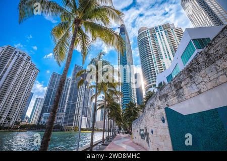 Passeggiata sul lungomare di Miami Brickell e vista dello skyline, stato della Florida degli Stati Uniti Foto Stock