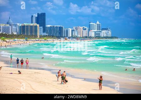 Miami Beach, Florida, USA, marzo 30 2022: Spiaggia colorata di Miami Beach e vista sull'oceano, stato della Florida, Stati Uniti d'America. Gente che ama l'inverno Foto Stock