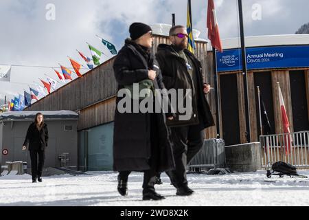 Davos, Svizzera. 19 gennaio 2024. La gente cammina davanti al World Economic Forum (WEF) Convention Center. L'incontro annuale del World Economic Forum è considerato uno dei luoghi di incontro più importanti per i politici, i top manager e gli scienziati. I dibattiti e le riunioni riservate si concentrano sulle soluzioni alle sfide globali. Credito: Hannes P. Albert/dpa/Alamy Live News Foto Stock