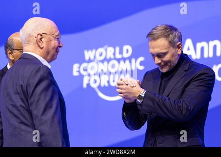 Davos, Svizzera. 19 gennaio 2024. Christian Lindner (FDP, r), ministro federale delle finanze, ringrazia Klaus Schwab (l), fondatore del World Economic Forum (WEF), dopo l'evento conclusivo del World Economic Forum (WEF). L'incontro annuale del World Economic Forum è considerato uno dei luoghi di incontro più importanti per i politici, i top manager e gli scienziati. I dibattiti e le riunioni riservate si concentrano sulle soluzioni alle sfide globali. Credito: Hannes P. Albert/dpa/Alamy Live News Foto Stock