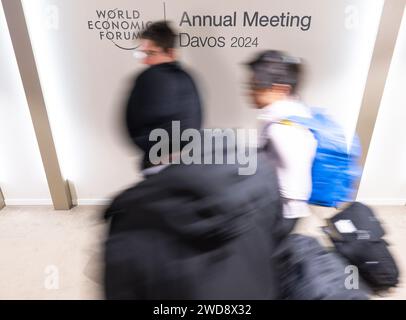 Davos, Svizzera. 19 gennaio 2024. I visitatori camminano attraverso un corridoio con i bagagli dopo l'evento di chiusura del World Economic Forum (WEF). L'incontro annuale del World Economic Forum è considerato uno dei luoghi di incontro più importanti per i politici, i top manager e gli scienziati. I dibattiti e le riunioni riservate si concentrano sulle soluzioni alle sfide globali. Credito: Hannes P. Albert/dpa/Alamy Live News Foto Stock