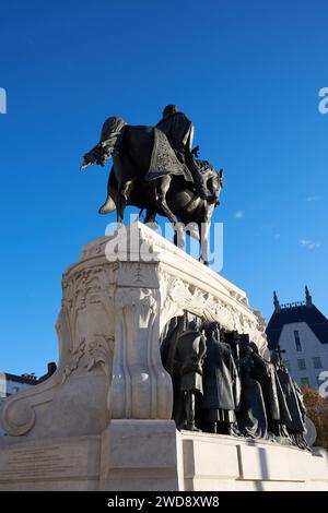 Statua equestre di Ferenc Rákóczi a Budapest, Ungheria, il 18/08/2021: Maestoso tributo alla figura storica, che unisce l'arte al fascino di Budapest Foto Stock