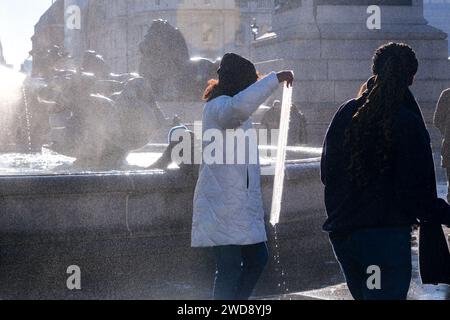 Trafalgar Square, Londra, Regno Unito. 19 gennaio 2024. Tempo nel Regno Unito: Ghiaccio sulle fontane di Trafalgar Square, ma il clima caldo dovrebbe portare la temperatura a 15 gradi entro martedì. Crediti: Matthew Chattle/Alamy Live News Foto Stock