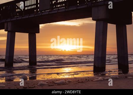 Tramonto dietro il molo di Fort Myers Beach, Florida USA Foto Stock
