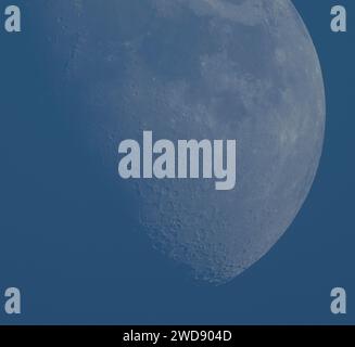Londra, Regno Unito. 19 gennaio 2024. Dettaglio della Luna Gibbosa cerata in cielo limpido e freddo sopra Londra, con la catena montuosa dell'Appennino lunare in alto a sinistra e fortemente cratere nella regione meridionale, al centro inferiore. Crediti: Malcolm Park/Alamy Live News Foto Stock