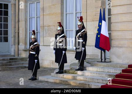 Parigi, Francia. 19 gennaio 2024. Guardia repubblicana prima di un incontro all'Hotel Matignon, a Parigi, il 19 gennaio 2024. Foto di Raphael Lafargue/ABACAPRESS.COM Credit: Abaca Press/Alamy Live News Foto Stock