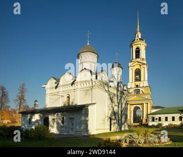 Cattedrale di deposizione (cattedrale di Rizopolozhensky) e Reverendo (Prepodobenskaya) campanile presso il Monastero di deposizione della veste (Rizopolozhensky conv Foto Stock