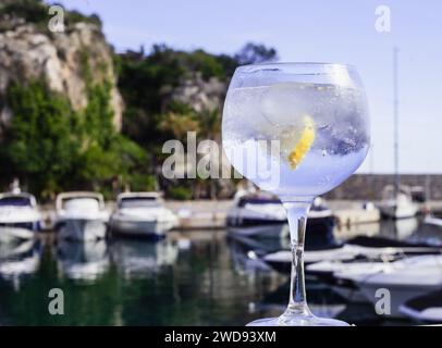Gin e Tonic cocktail al porticciolo con barche Foto Stock