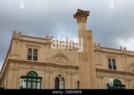 Resti della Royal Opera House e dell'edificio di Palazzo Ferreria in Republic Street a la Valletta Foto Stock