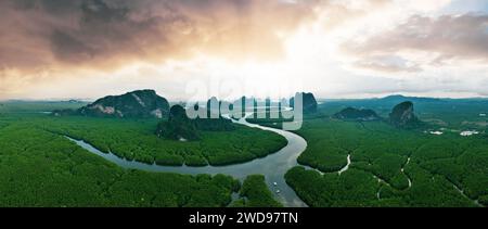 Vista dall'alto, ripresa aerea, splendida vista panoramica del Parco Nazionale di Ao Phang Nga (Baia di Phang Nga), caratterizzato da una moltitudine di formazioni calcaree. Foto Stock