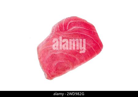 Due bistecche di tonno crudo isolate su sfondo bianco, vista dall'alto Foto Stock