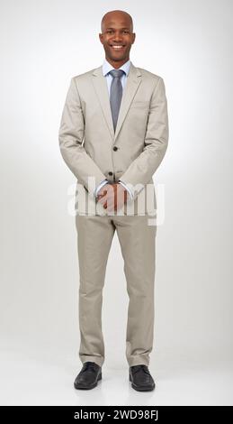 Ritratti da studio, moda professionale e uomo nero sicuri di indossare abiti professionali, abiti eleganti o abbigliamento alla moda. Stile aziendale, abbigliamento aziendale Foto Stock