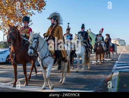 Reenattori in uniformi napoleoniche a cavallo al campo di battaglia di Waterloo Foto Stock