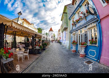 SIBIU, TRANSILVANIA, ROMANIA - 8 LUGLIO 2020: Via Cetatii con case pittoresche multicolori, ristoranti e terrazze nel centro storico medievale. Carpe Foto Stock