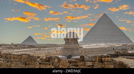 Ammira la grande Sfinge di Giza, vicino al sito delle grandi piramidi della necropoli di Giza. Al Haram, Governatorato di Giza, Egitto, Africa. Foto Stock